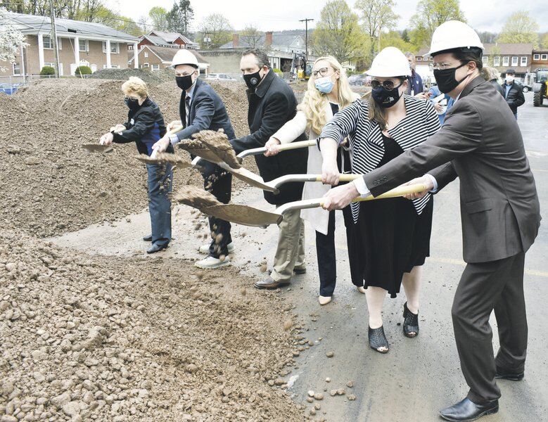 Groundbreaking marks start of construction of Lofts on Dietz Street